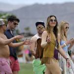 Kendal Jenner e Hailey Baldwin, look hippie al Coachella Festival 03