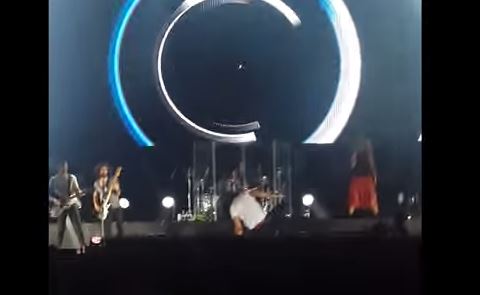 Enrique Iglesias cade durante un concerto in Guatemala VIDEO