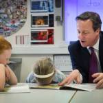 Gb, David Cameron legge le fiabe: la bimba lo boccia03