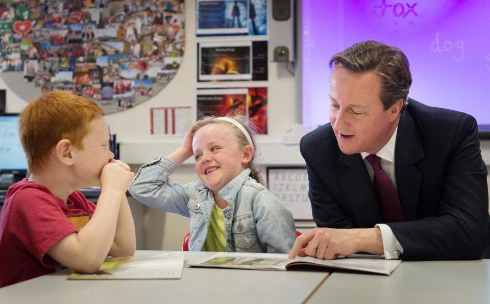 Gb, David Cameron legge le fiabe: la bimba lo boccia4