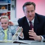Gb, David Cameron legge le fiabe: la bimba lo boccia05