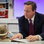 Gb, David Cameron legge le fiabe: la bimba lo boccia