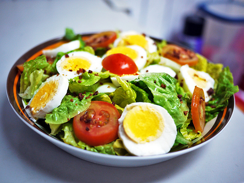 Insalata e verdura, con le uova più ricche di antiossidanti