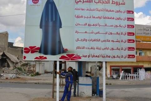 "Donne col velo spesso e non appariscente", cartello con nuove regole Isis