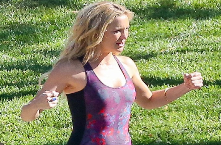 PREMIUM EXCLUSIVE Kate Hudson wardrobe malfunction