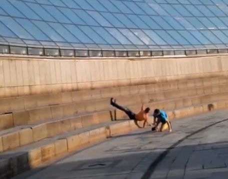 VIDEO YouTube: usano tetto centro commerciale come scivolo, uno dei 2 è in fin di vita