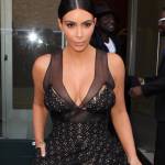 Kim Kardashian al "Time 100 gala": paparazzo inciampa sul suo vestito 12