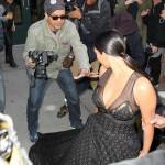 Kim Kardashian al "Time 100 gala": paparazzo inciampa sul suo vestito 02
