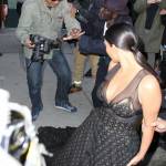 Kim Kardashian al "Time 100 gala": paparazzo inciampa sul suo vestito 01