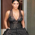 Kim Kardashian al "Time 100 gala": paparazzo inciampa sul suo vestito 11