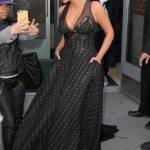 Kim Kardashian al "Time 100 gala": paparazzo inciampa sul suo vestito 06