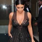 Kim Kardashian al "Time 100 gala": paparazzo inciampa sul suo vestito 04