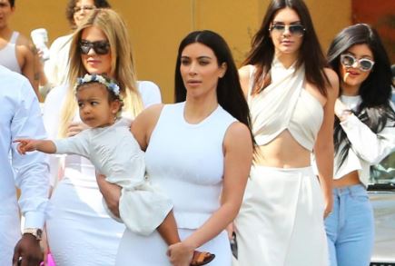 Kim Kardashian e le sorelle: a Messa con tacchi e vestiti sexy FOTO