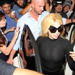 Lady Gaga in auto con la mamma: paparazzo viene quasi investito04