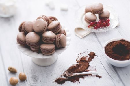 Ricette di dolci: macaron al cacao con crema di ribes