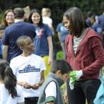 Michelle Obama nell'orto della Casa Bianca insieme ai bambini04