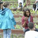 Michelle Obama nell'orto della Casa Bianca insieme ai bambini03