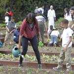 Michelle Obama nell'orto della Casa Bianca insieme ai bambini05