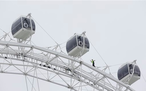 Nik Wallenda cammina a 120 metri dal suolo sulla ruota panoramica di Orlando04