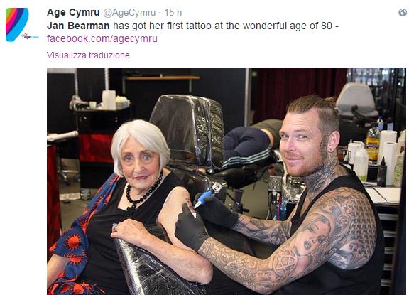 Tatuarsi a 80 anni per la prima volta: la scelta di nonna Jan