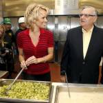 Pamela Anderson serve pasti vegetariani al carcere di Phoenix