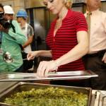 Pamela Anderson serve pasti vegetariani al carcere di Phoenix02