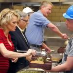 Pamela Anderson serve pasti vegetariani al carcere di Phoenix03