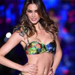 Melissa Satta torna in passerella: sexy bikini per Calzedonia