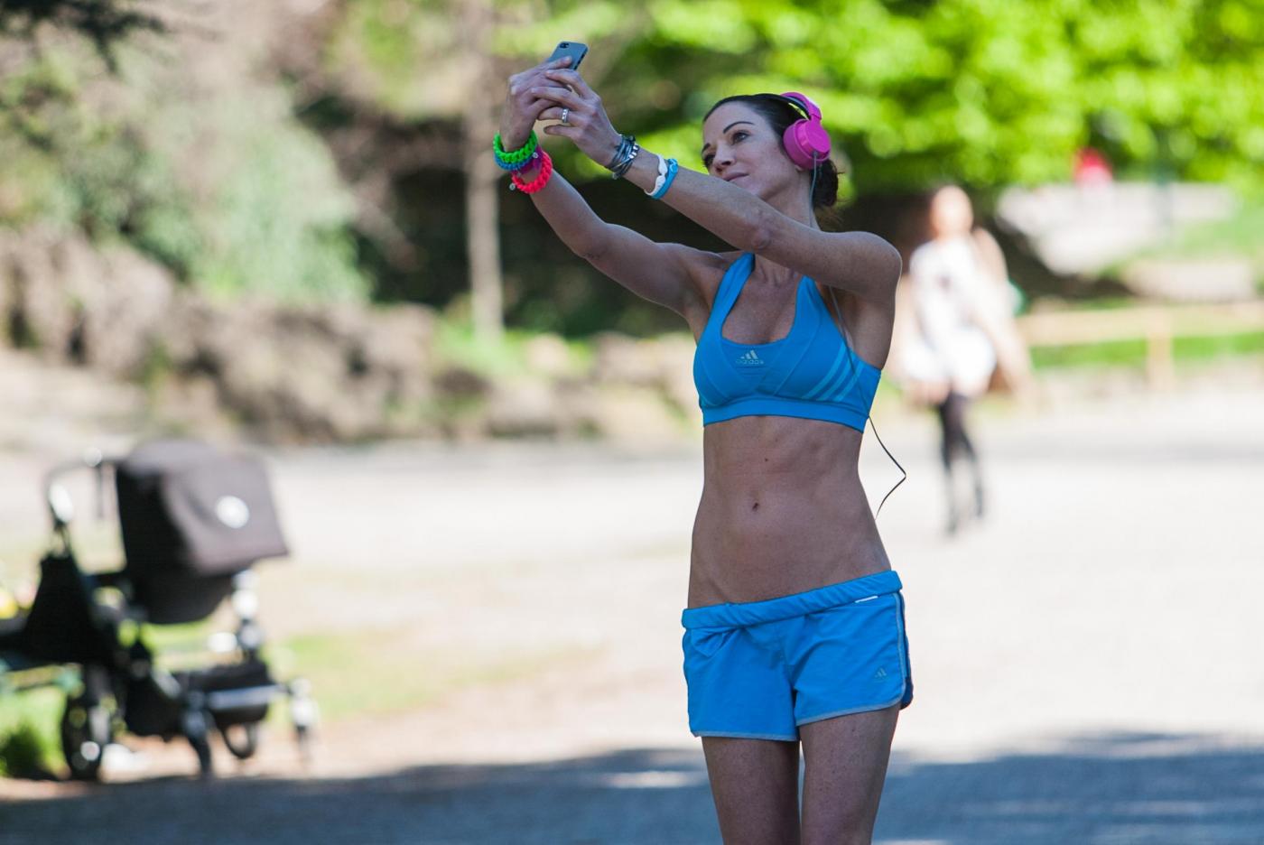 Federica Torti si allena al parco, poi si ferma per scattare un selfie38