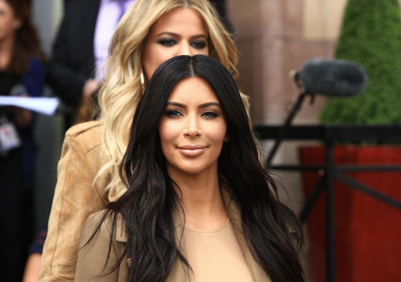 Kim e Kloe Kardashian in visita a Yerevan per ricordare il genocidio armeno FOTO 3