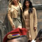 Kim e Kloe Kardashian in visita a Yerevan per ricordare il genocidio armeno FOTO 4