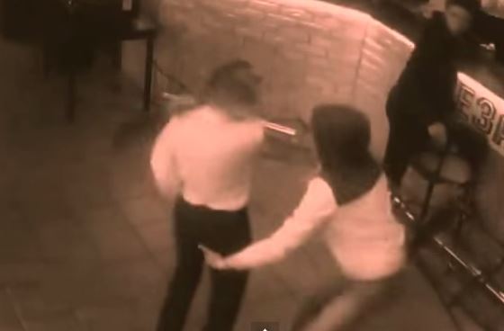 Russia, cliente molesta la cameriera, lei lo mette ko a colpi di menù VIDEO
