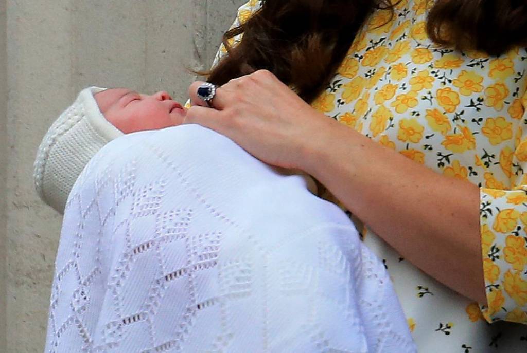 Kate Middleton, abiti post parto a confronto: azzurro per George, fiorato per Charlotte