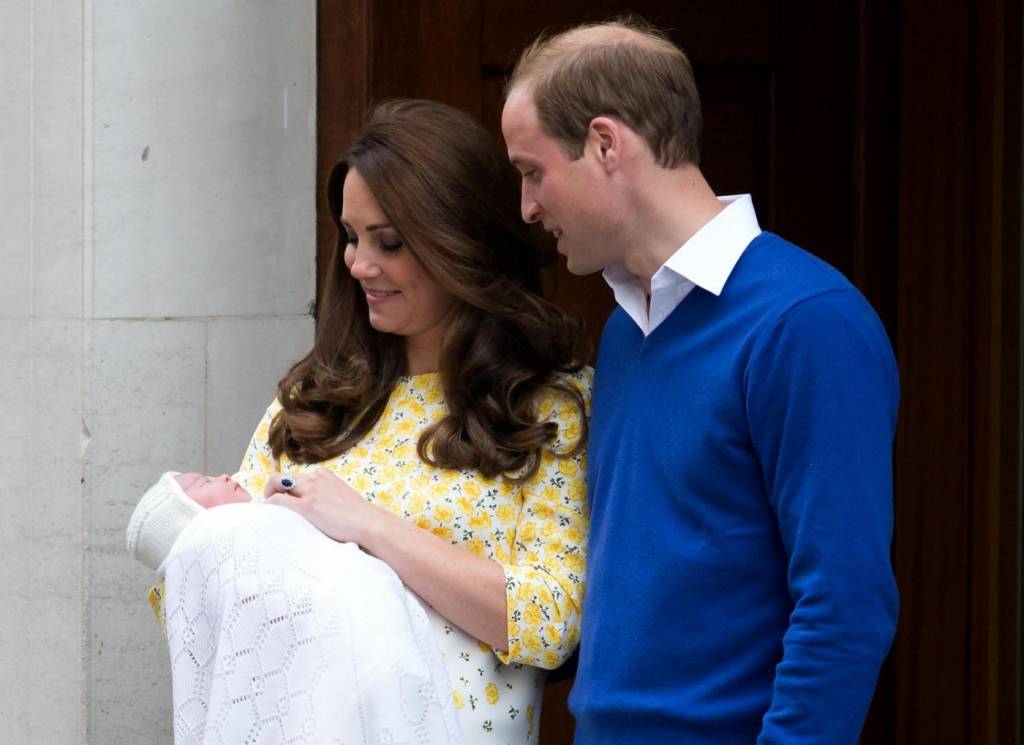 Kate Middleton, abiti post parto a confronto: azzurro per George, fiorato per Charlotte