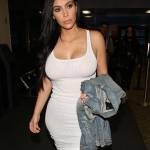 Kim Kardashian, sexy abito bianco all'aeroporto di Los Angeles FOTO 19