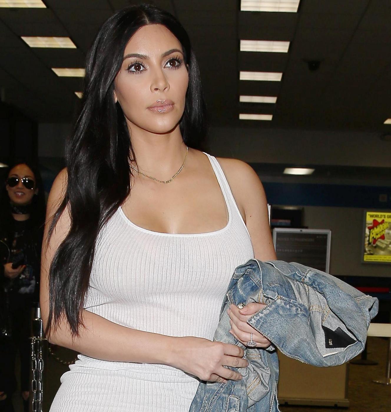 Kim Kardashian, sexy abito bianco all'aeroporto di Los Angeles FOTO 20