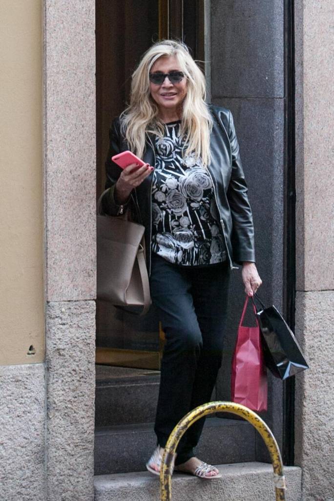 Mara Venier a caccia del tacco 12 in via Montenapoleone FOTO | Ladyblitz