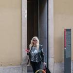 Mara Venier, shopping e sorrisi in via Montenapoleone09