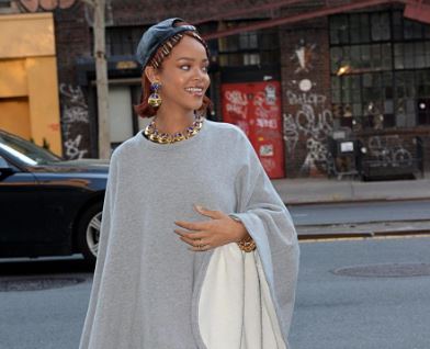 Rihanna a passeggio per New York con poncho grigio e cappello FOTO