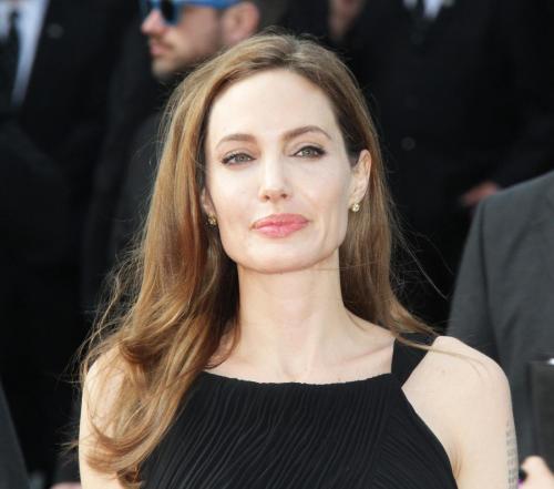 Tumori, fare come Angelina Jolie inutile: stesso rischio, dice studio