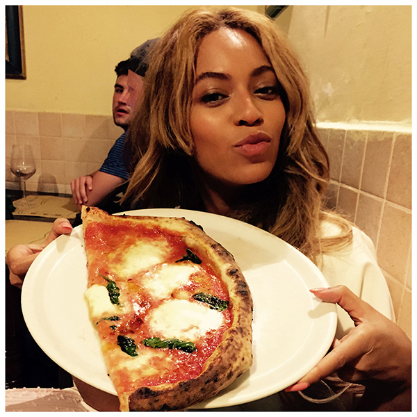 Beyoncé in vacanza a Firenze: pizza e selfie sull'Arno con Jay-Z e Blue Ivy 07