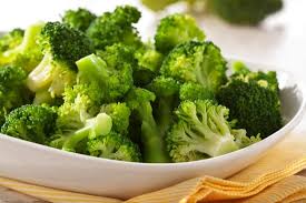 Cataratta, prevenzione a tavola con spinaci, broccoli, olio e noci