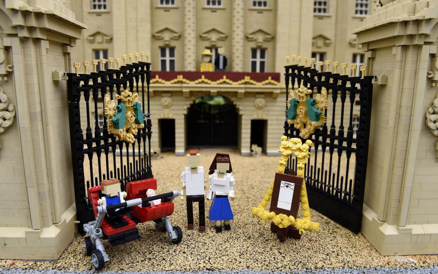 Royal baby aggiunta alla "Miniland Royal Family" fatta con i Lego FOTO