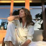 Cindy Crawford bellissima a 49 anni appena sveglia: FOTO su Instagram