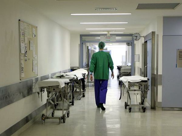 Roma, neonata morta 3 giorni dopo la nascita: indagati 3 medici, "rimandarono troppo il cesareo"