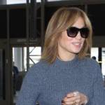 Jennifer Lopez sempre più curvy: pantaloni bianchi e tacchi