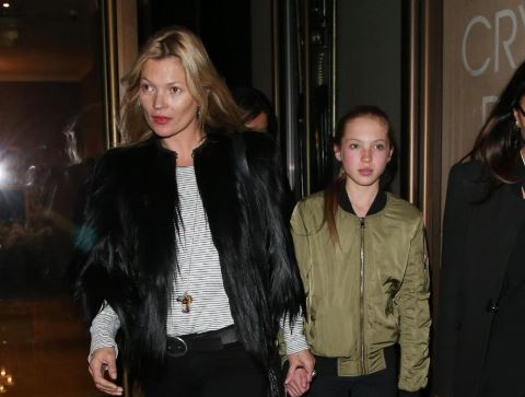 Kate Moss e la figlia Lila Grace mano nella mano a Londra FOTO