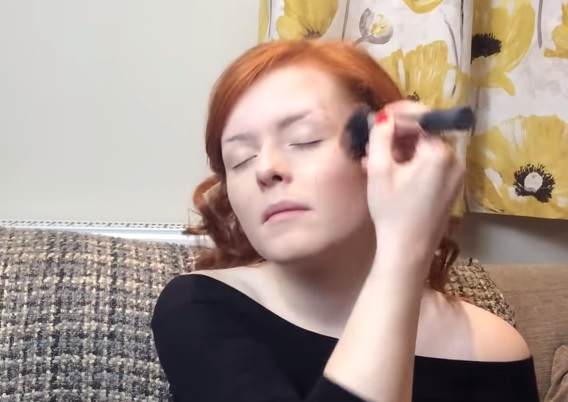 Lucy Edwards, make up artist cieca star di YouTube VIDEO