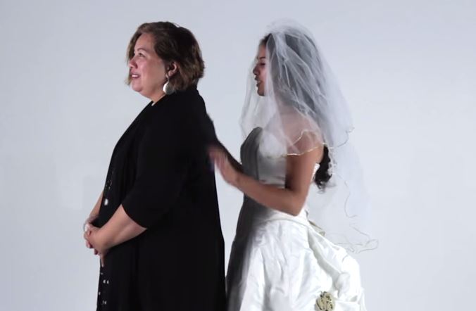 Matrimonio: indossa vestito da sposa della mamma. La reazione VIDEO