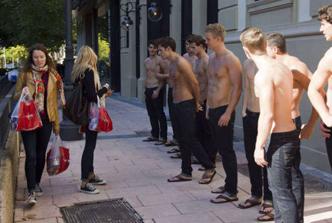 Abercrombie & Fitch cambia rotta: addio commessi e modelli a torso nudo